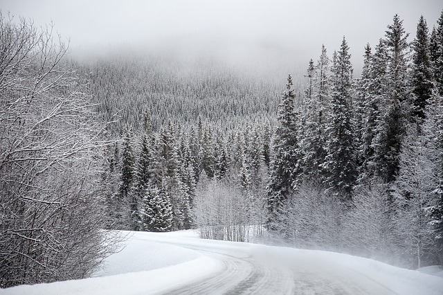 cieżkie warunki na górskich drogach zimą